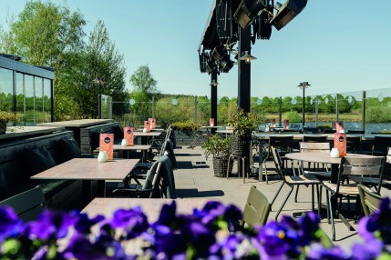 Bomenpark eten en drinken aan het water