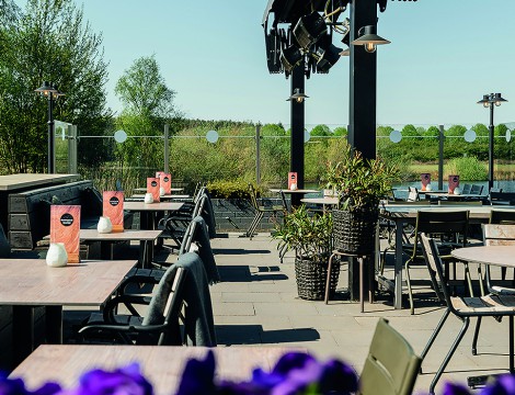 Bomenpark eten en drinken aan het water